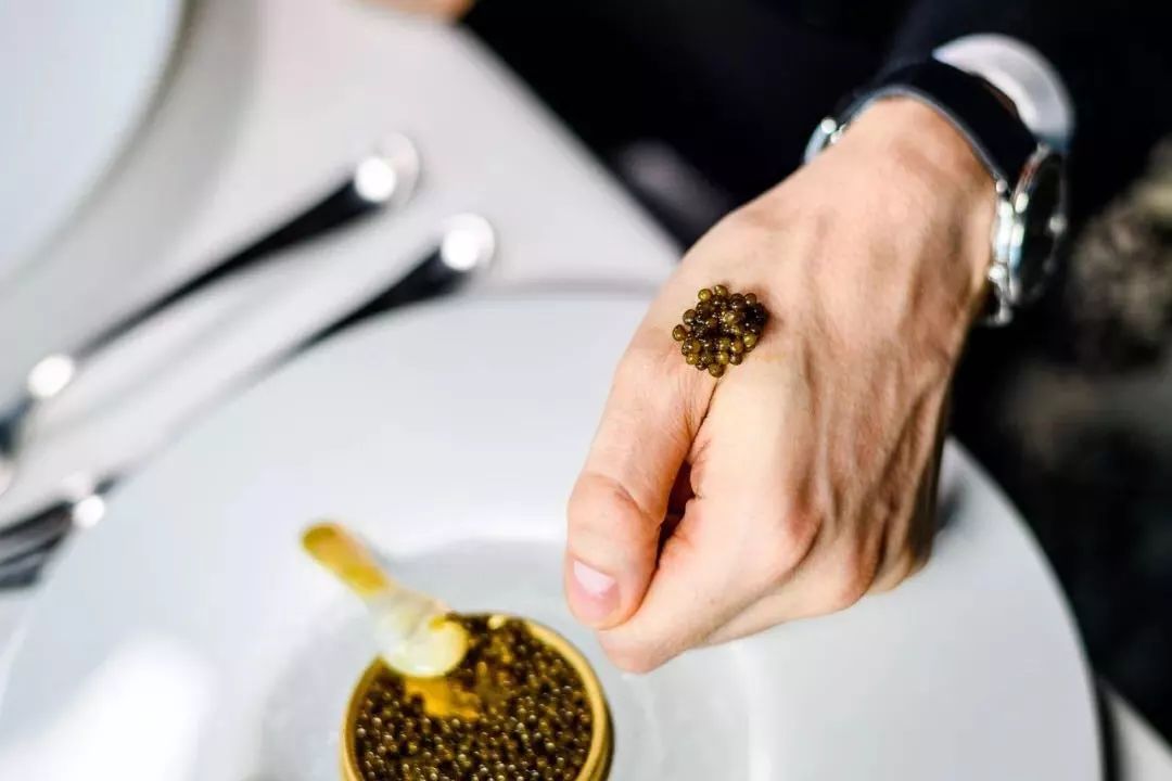 西餐惯用手拿刀_吃西餐哪个手拿刀_用西餐时拿刀是右手还是左手