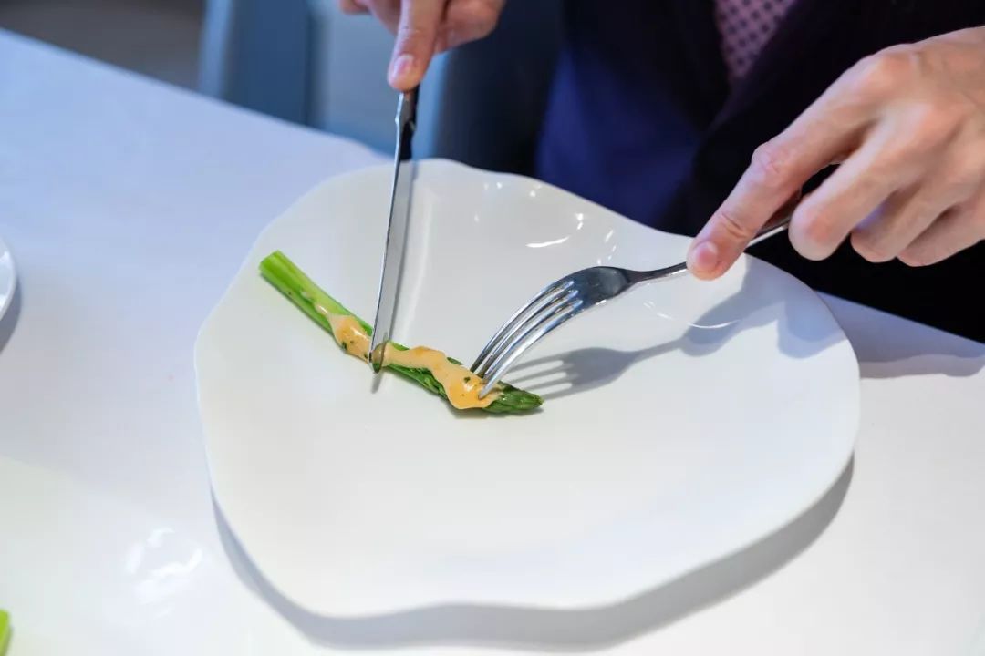 西餐惯用手拿刀_吃西餐哪个手拿刀_用西餐时拿刀是右手还是左手