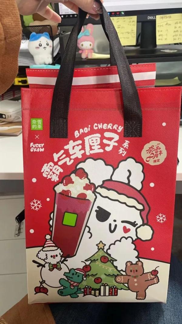 玲糕点 她和同事们攒奶茶袋大半年，开发新功能装通勤用品，轻便